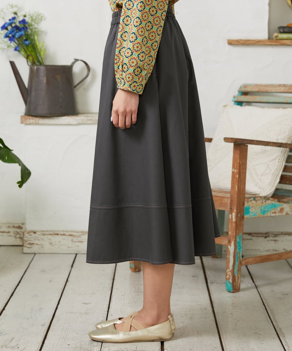 GJHFD33180 Jocomomola(ホコモモラ) Facil 刺繍入りツイルフレアスカート ダークグレー