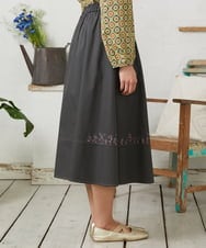 GJHFD33180 Jocomomola(ホコモモラ) Facil 刺繍入りツイルフレアスカート ダークグレー