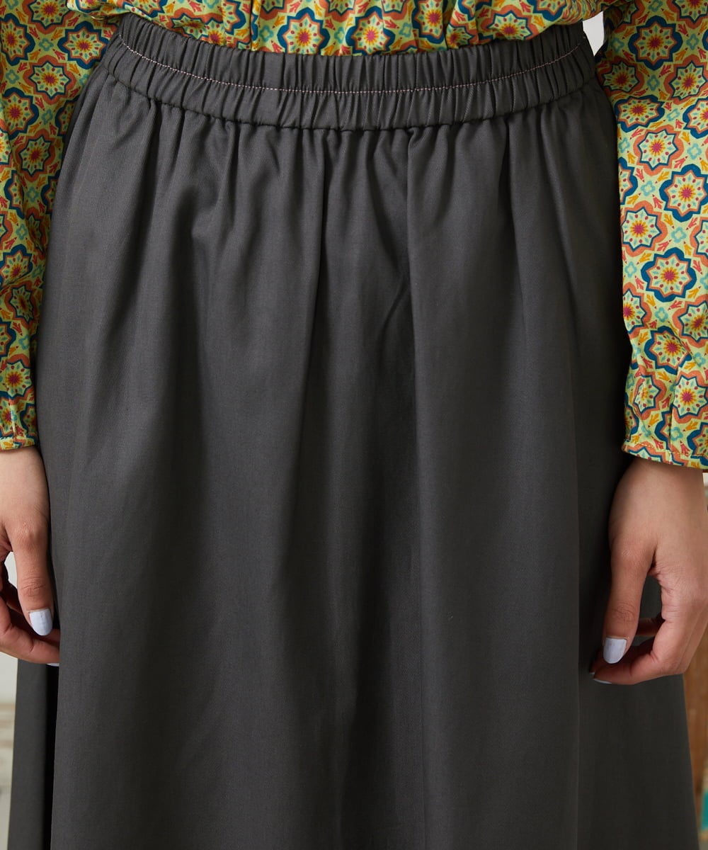 GJHFD33180 Jocomomola(ホコモモラ) Facil 刺繍入りツイルフレアスカート ダークグレー