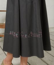 GJHFD33180 Jocomomola(ホコモモラ) Facil 刺繍入りツイルフレアスカート ダークグレー