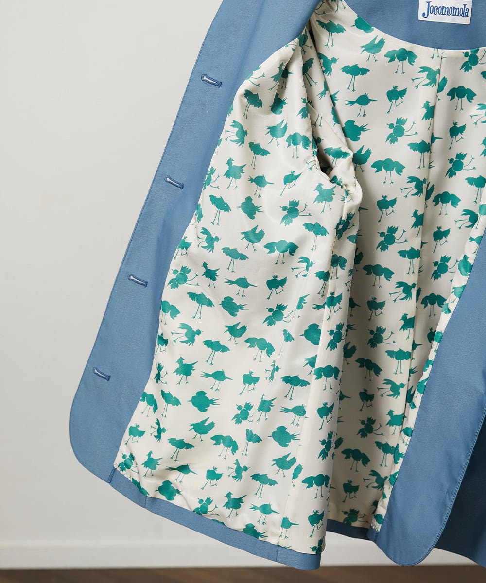 GJJDD31330 Jocomomola(ホコモモラ) 裏地プリント  ノーカラーミドル丈コート ブルー