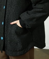 GJJDD37360 Jocomomola(ホコモモラ) Linea フラワージャカード 中綿入りコート ブラック