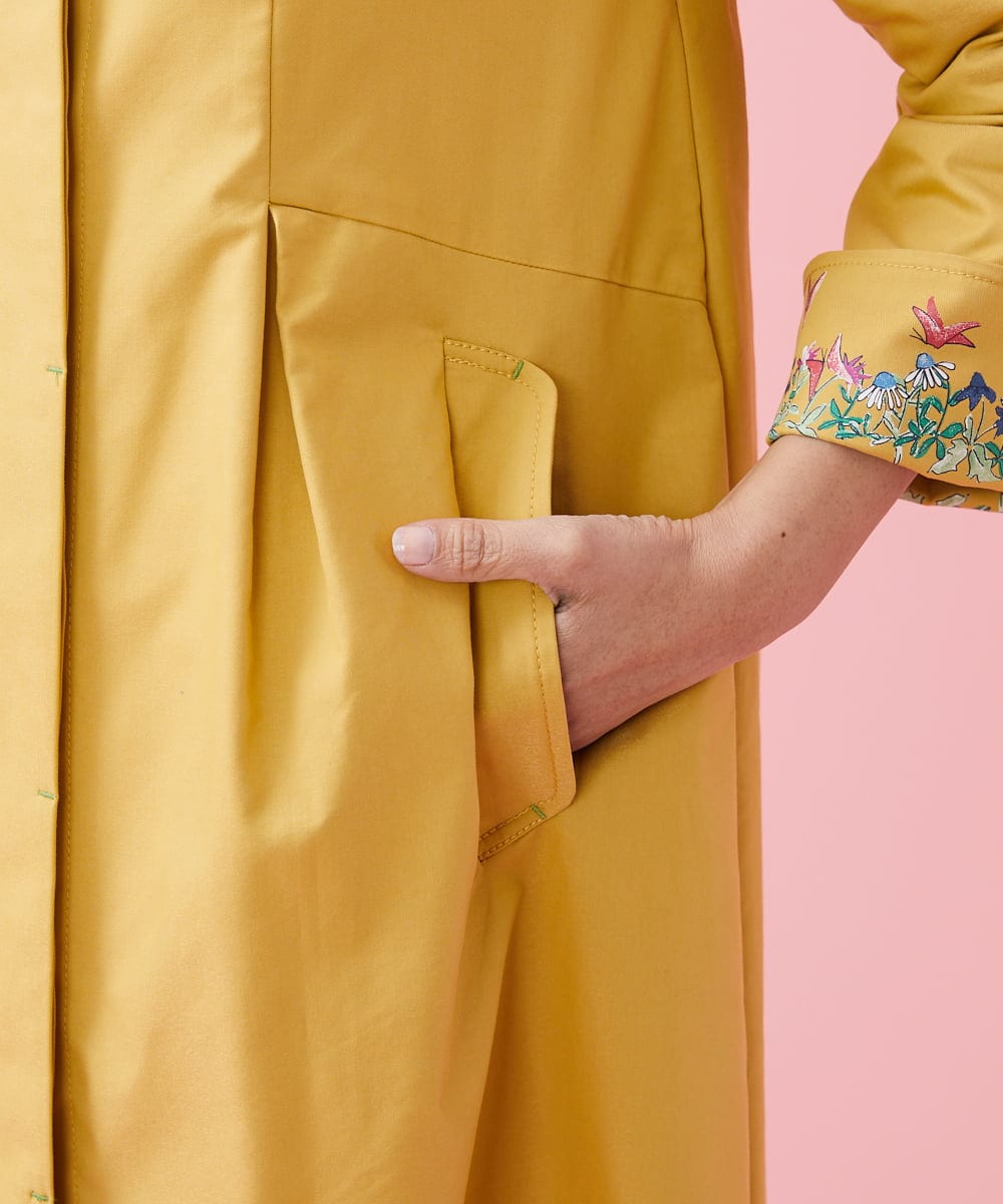 GJJDS30330 Jocomomola(ホコモモラ) 袖裏プリント ステンカラーコート イエロー