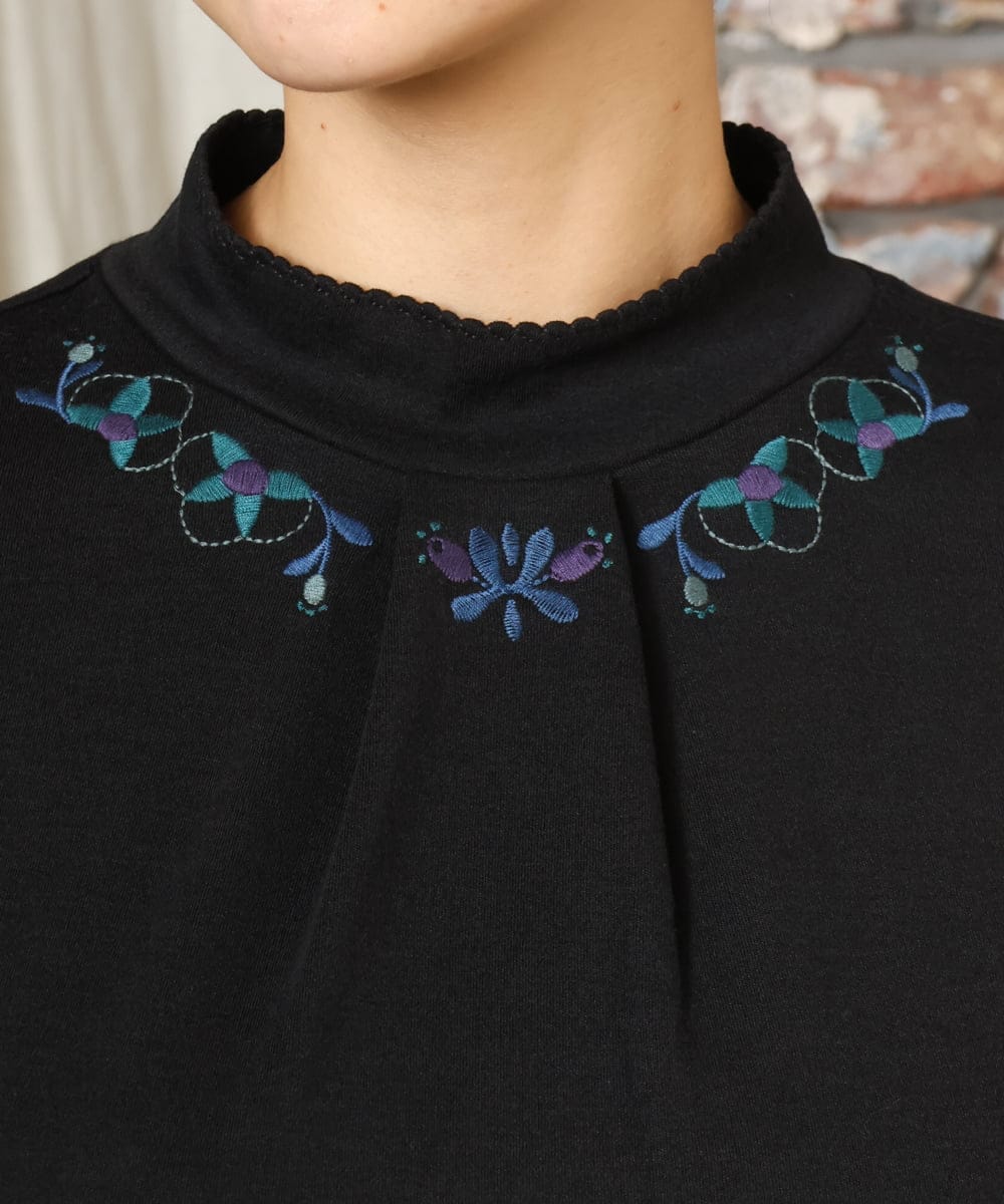 GJKAD33110 Jocomomola(ホコモモラ) ベアスムース 配色刺繍カットソー ベージュ