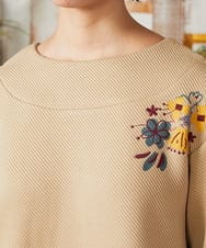 GJKAE37170 Jocomomola(ホコモモラ) Florecer フラワー刺繍プルオーバーカットソー ベージュ