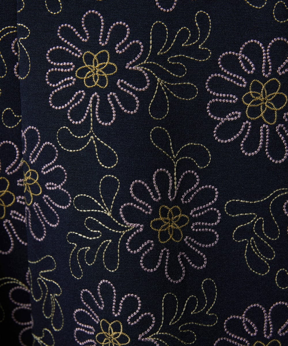 GJKDD30220 Jocomomola(ホコモモラ) Crisantemo curvo フラワー総刺繡カットソー ネイビー