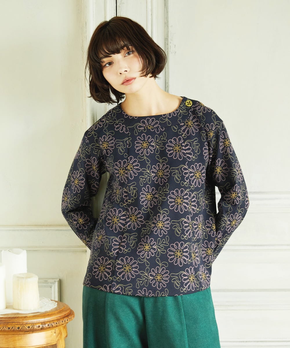 GJKDD30220 Jocomomola(ホコモモラ) Crisantemo curvo フラワー総刺繡カットソー ネイビー