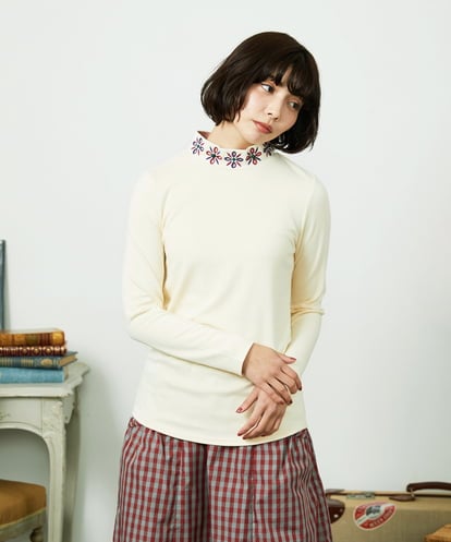 GJKDD32120 Jocomomola ベアスムース 配色フラワー刺繍カットソー