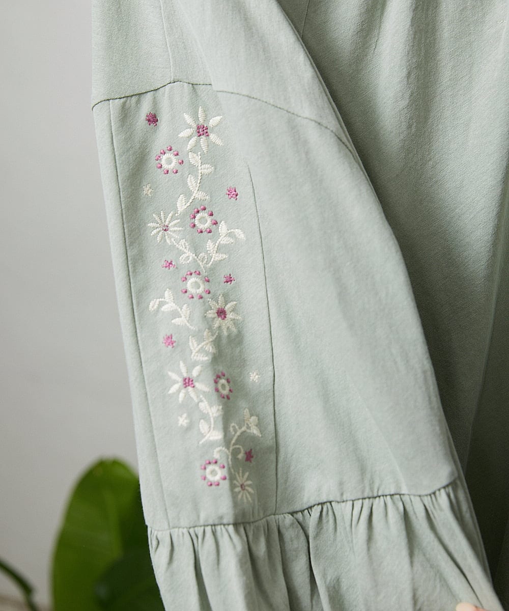 GJKFD32180 Jocomomola(ホコモモラ) 天竺フラワー刺繍カットソー グリーン