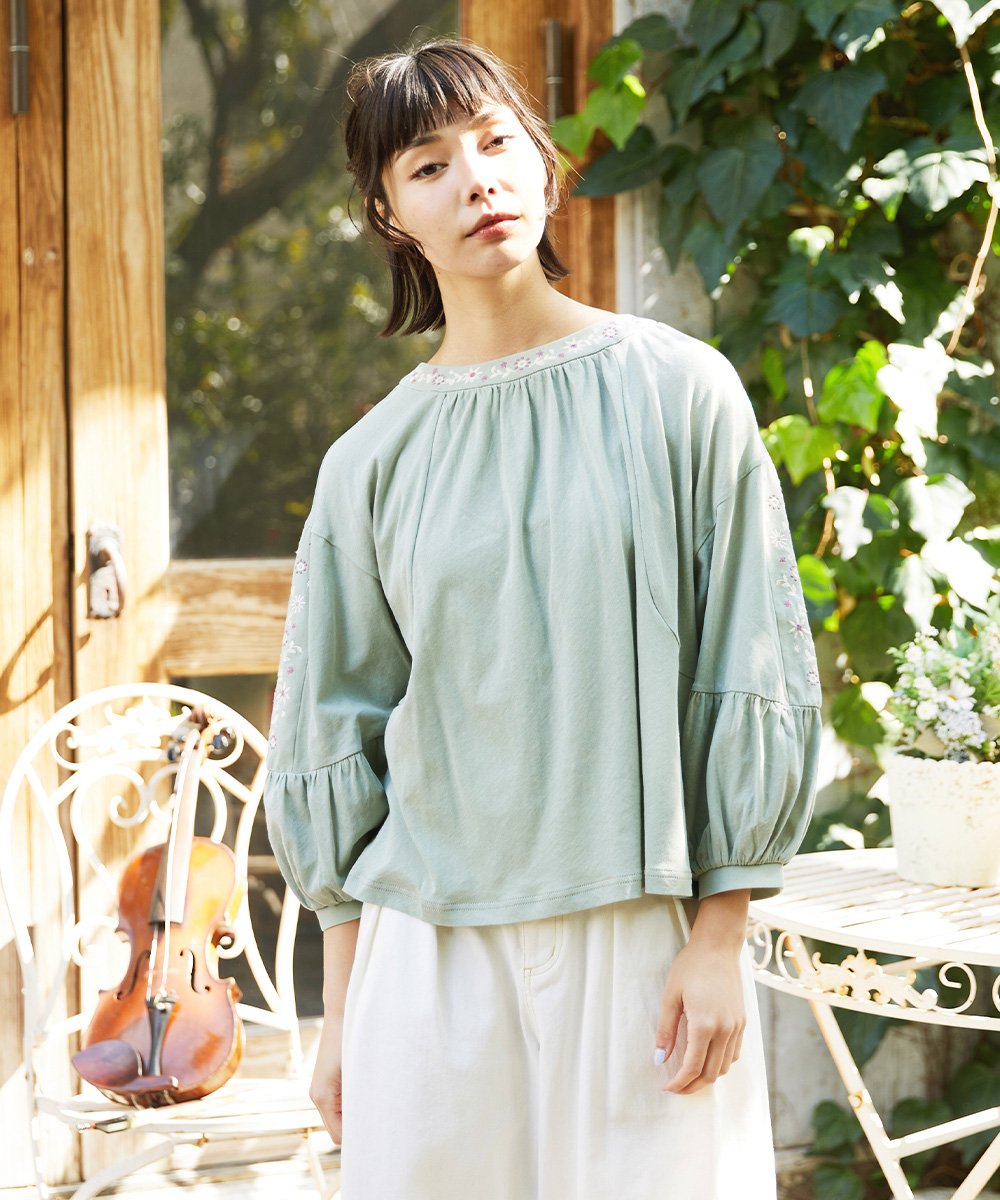 GJKFD32180 Jocomomola(ホコモモラ) 天竺フラワー刺繍カットソー グリーン