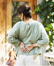 GJKFD32180 Jocomomola(ホコモモラ) 天竺フラワー刺繍カットソー グリーン