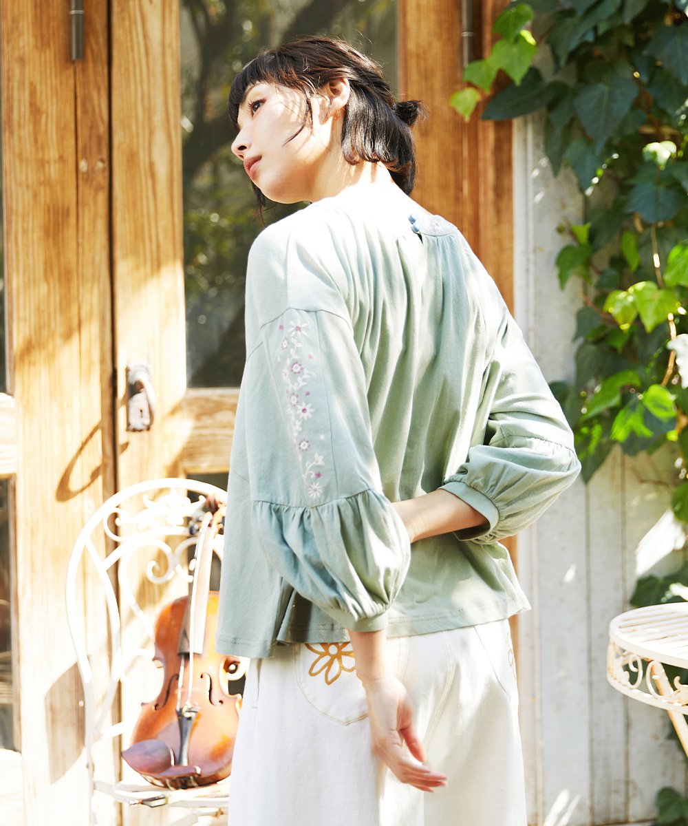 GJKFD32180 Jocomomola(ホコモモラ) 天竺フラワー刺繍カットソー グリーン