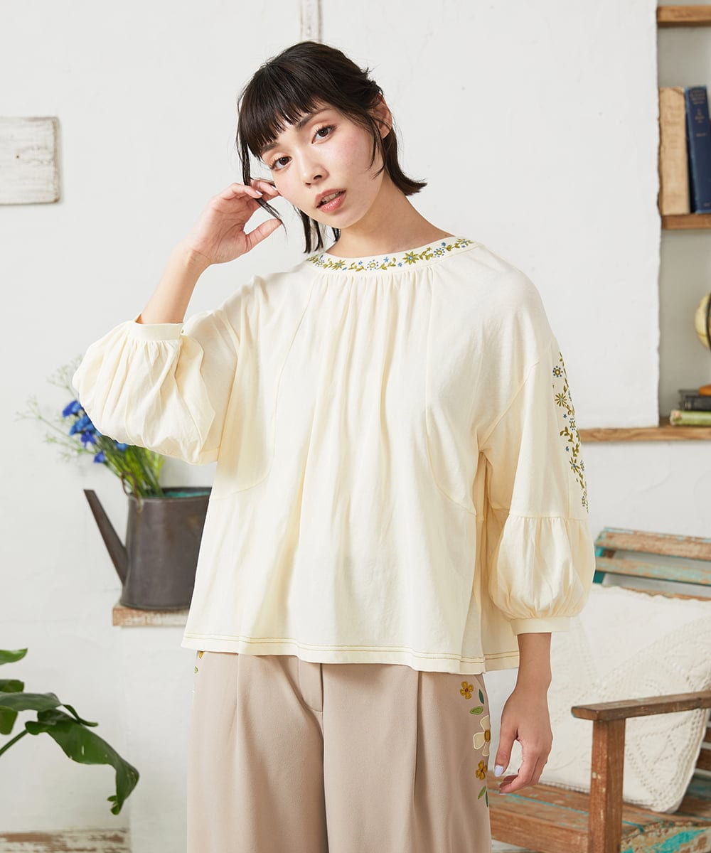 GJKFD32180 Jocomomola(ホコモモラ) 天竺フラワー刺繍カットソー アイボリー