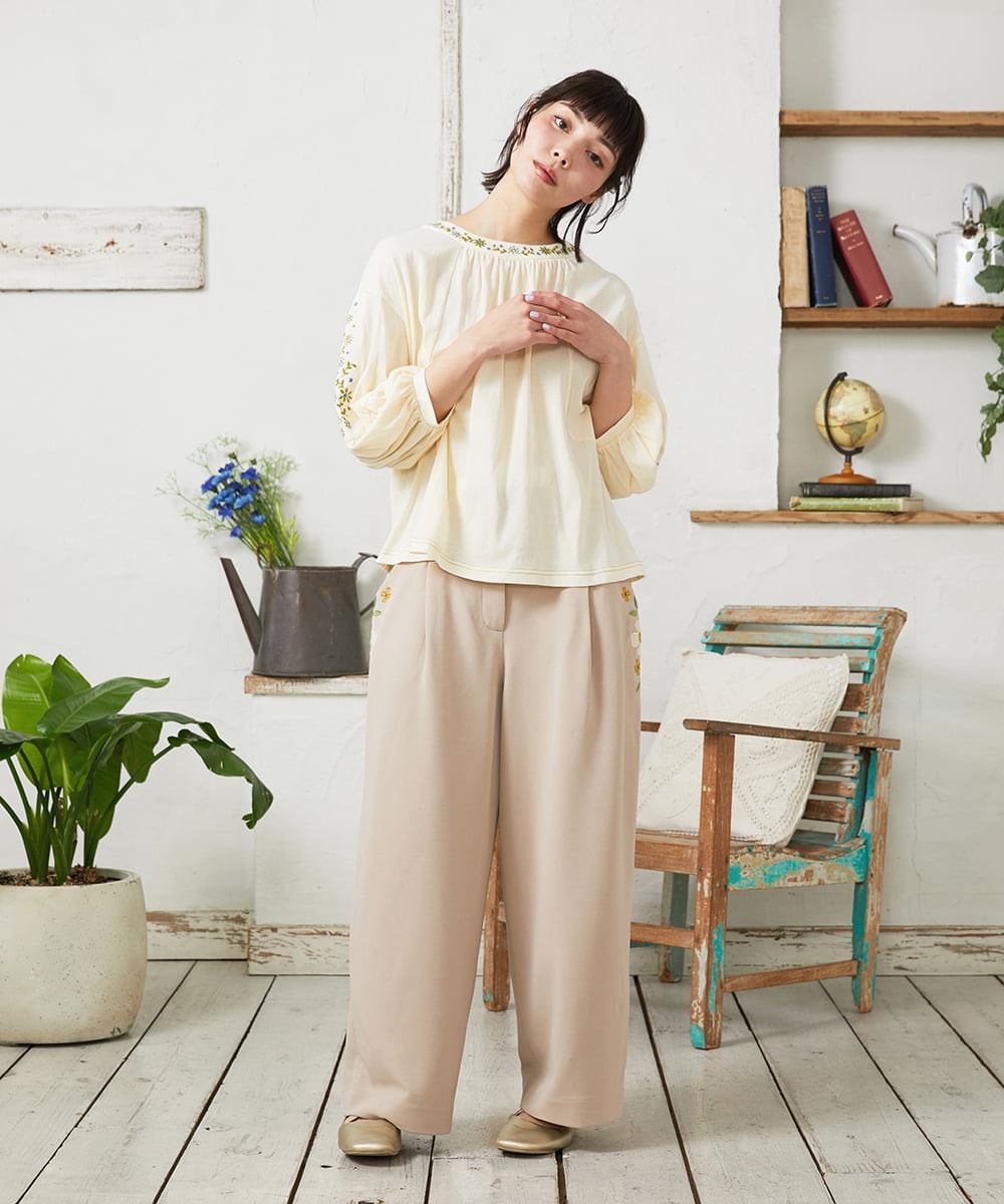 GJKFD32180 Jocomomola(ホコモモラ) 天竺フラワー刺繍カットソー アイボリー