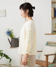 GJKFD32180 Jocomomola(ホコモモラ) 天竺フラワー刺繍カットソー アイボリー