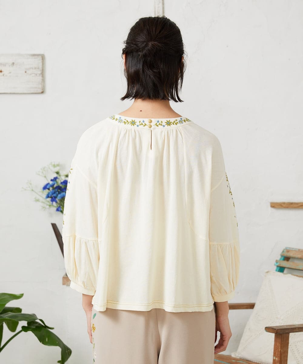 GJKFD32180 Jocomomola(ホコモモラ) 天竺フラワー刺繍カットソー アイボリー