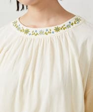 GJKFD32180 Jocomomola(ホコモモラ) 天竺フラワー刺繍カットソー アイボリー