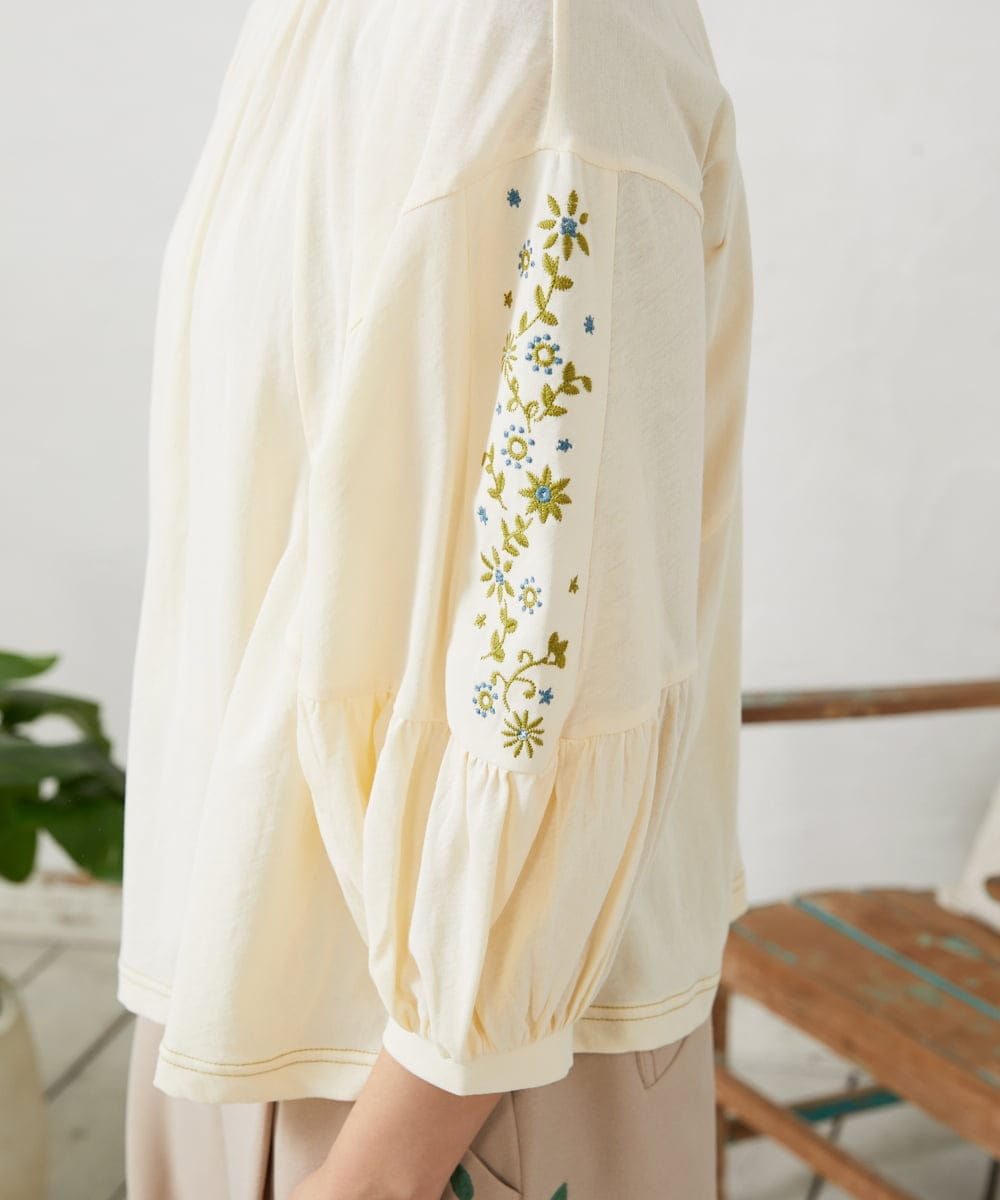 GJKFD32180 Jocomomola(ホコモモラ) 天竺フラワー刺繍カットソー アイボリー