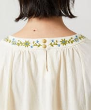 GJKFD32180 Jocomomola(ホコモモラ) 天竺フラワー刺繍カットソー アイボリー