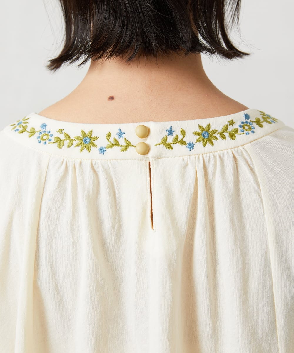 GJKFD32180 Jocomomola(ホコモモラ) 天竺フラワー刺繍カットソー アイボリー