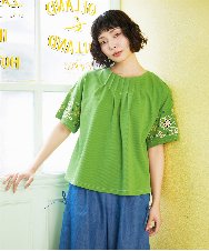 GJKGE39170 Jocomomola(ホコモモラ) Jardin テレコフラワーコード刺繍Tシャツ グリーン