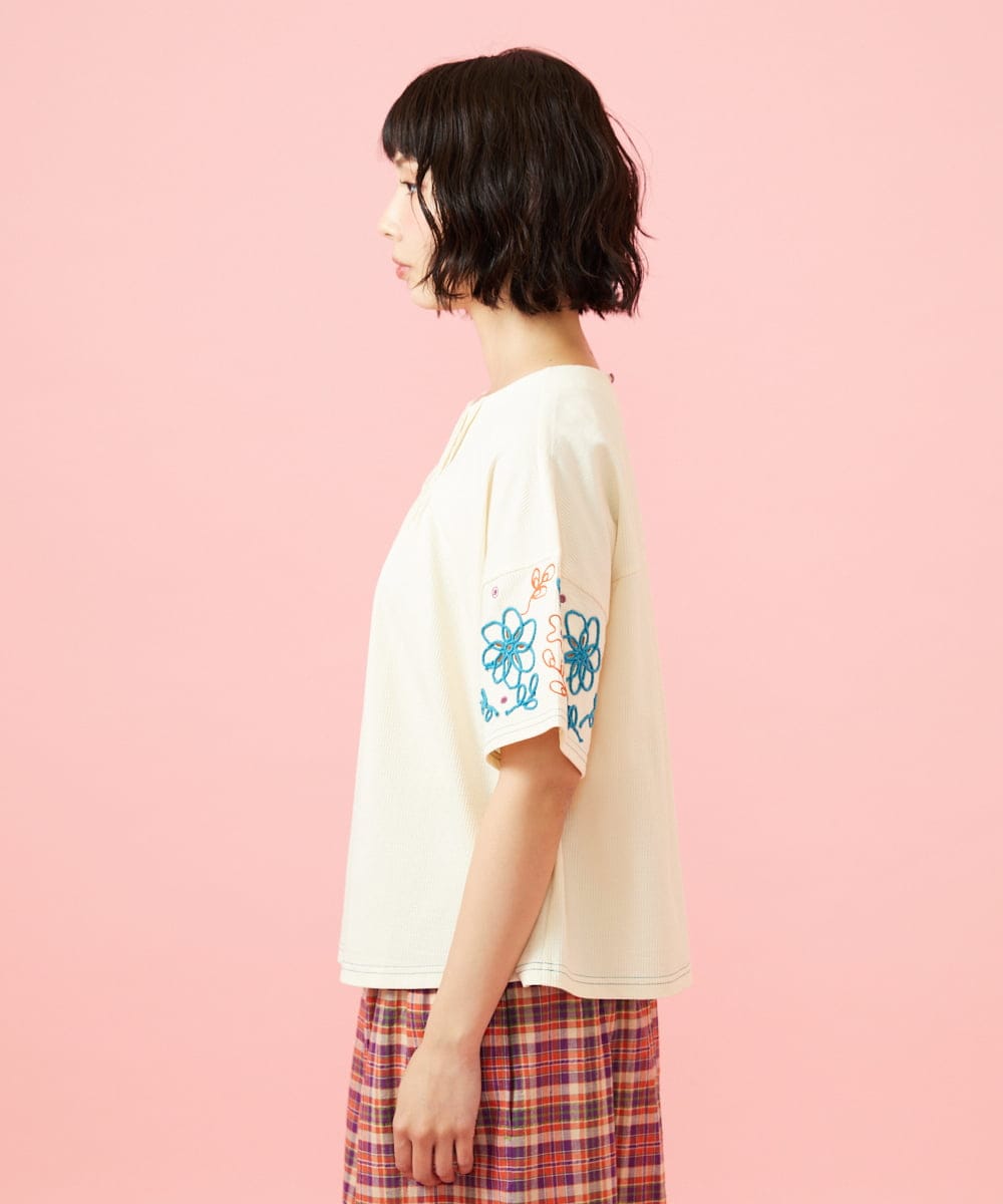 GJKGE39170 Jocomomola(ホコモモラ) Jardin テレコフラワーコード刺繍Tシャツ アイボリー
