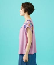 GJKHA31180 Jocomomola(ホコモモラ) 【早割10％OFF】フラワー刺繍パフスリーブTシャツ ラベンダー