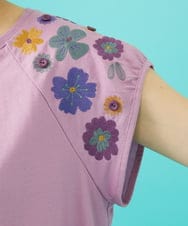 GJKHA31180 Jocomomola(ホコモモラ) 【早割10％OFF】フラワー刺繍パフスリーブTシャツ ラベンダー