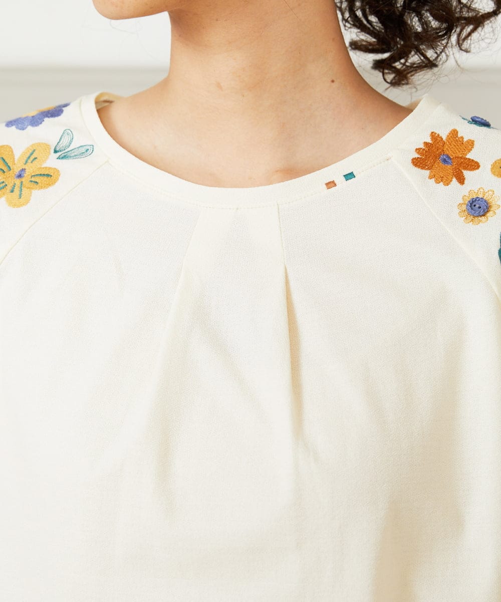 GJKHA31180 Jocomomola(ホコモモラ) Escala floral フラワー刺繍パフスリーブTシャツ アイボリー