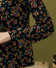 GJKJB42160 Jocomomola(ホコモモラ) Petalo フラワープリントカットソー ブラック