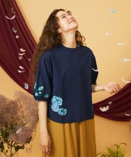 GJKJD32150 Jocomomola(ホコモモラ) 【接触冷感】Amigo フラワー刺繍プリントカットソー ネイビー
