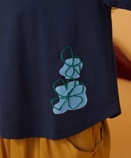 GJKJD32150 Jocomomola(ホコモモラ) 【接触冷感】Amigo フラワー刺繍プリントカットソー ネイビー