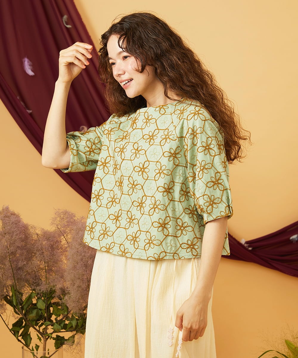 GJKJD34200 Jocomomola(ホコモモラ) 【2WAY】Sacudida フラワーコード刺繍カットソー グリーン