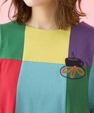 GJKJV01170 Jocomomola(ホコモモラ) CHURROS 刺繍入り配色パッチワークTシャツ ライトブルー