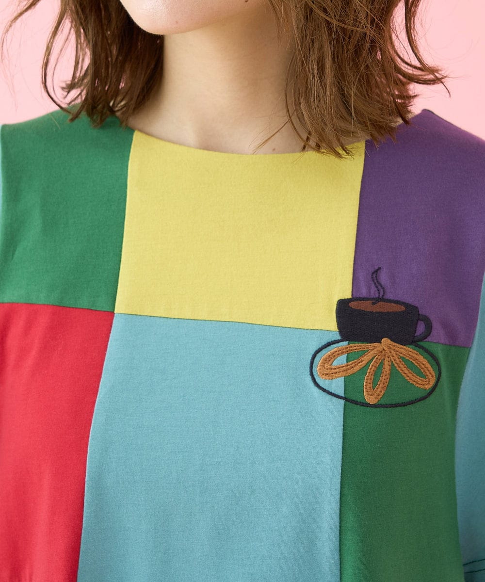 GJKJV01170 Jocomomola(ホコモモラ) CHURROS 刺繍入り配色パッチワークTシャツ ライトブルー