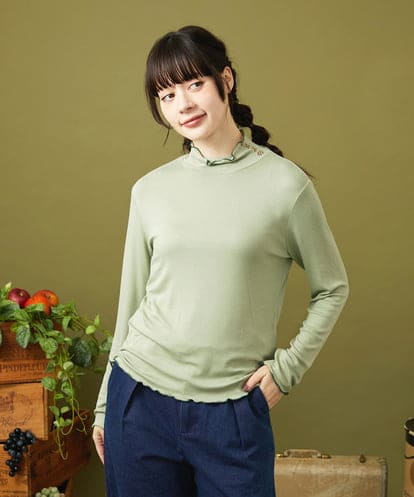 GJKLA32110 Jocomomola レーヨンベアフライス フラワーモチーフハイネックカットソー