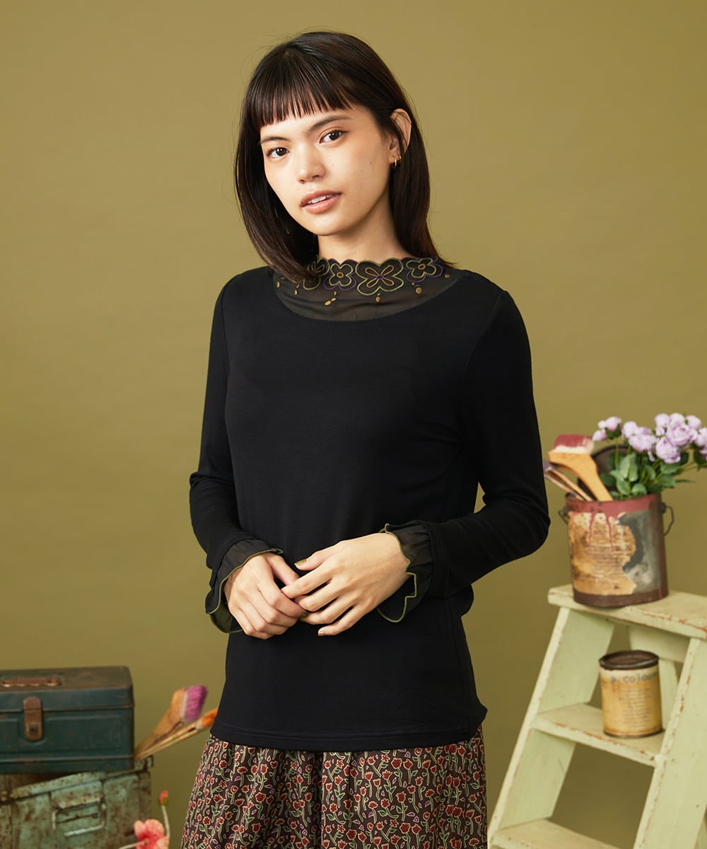 GJKLD31120 Jocomomola(ホコモモラ) レーヨンベアフライス フラワー刺繍シフォンフリルカットソー ブラック