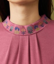 GJKLD32120 Jocomomola(ホコモモラ) レーヨンベアフライス フラワー刺繍ハイネックカットソー ピンク