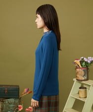 GJKLD32120 Jocomomola(ホコモモラ) レーヨンベアフライス フラワー刺繍ハイネックカットソー ブルー