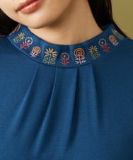 GJKLD32120 Jocomomola(ホコモモラ) レーヨンベアフライス フラワー刺繍ハイネックカットソー ブルー