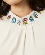 GJKLD32120 Jocomomola(ホコモモラ) レーヨンベアフライス フラワー刺繍ハイネックカットソー アイボリー