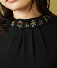 GJKLD32120 Jocomomola(ホコモモラ) レーヨンベアフライス フラワー刺繍ハイネックカットソー ブラック