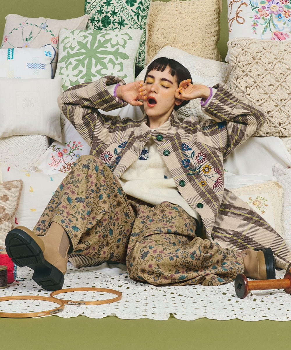 GJLAE03220 Jocomomola(ホコモモラ) Calle de Bordadores フラワープリントワイドパンツ ベージュ