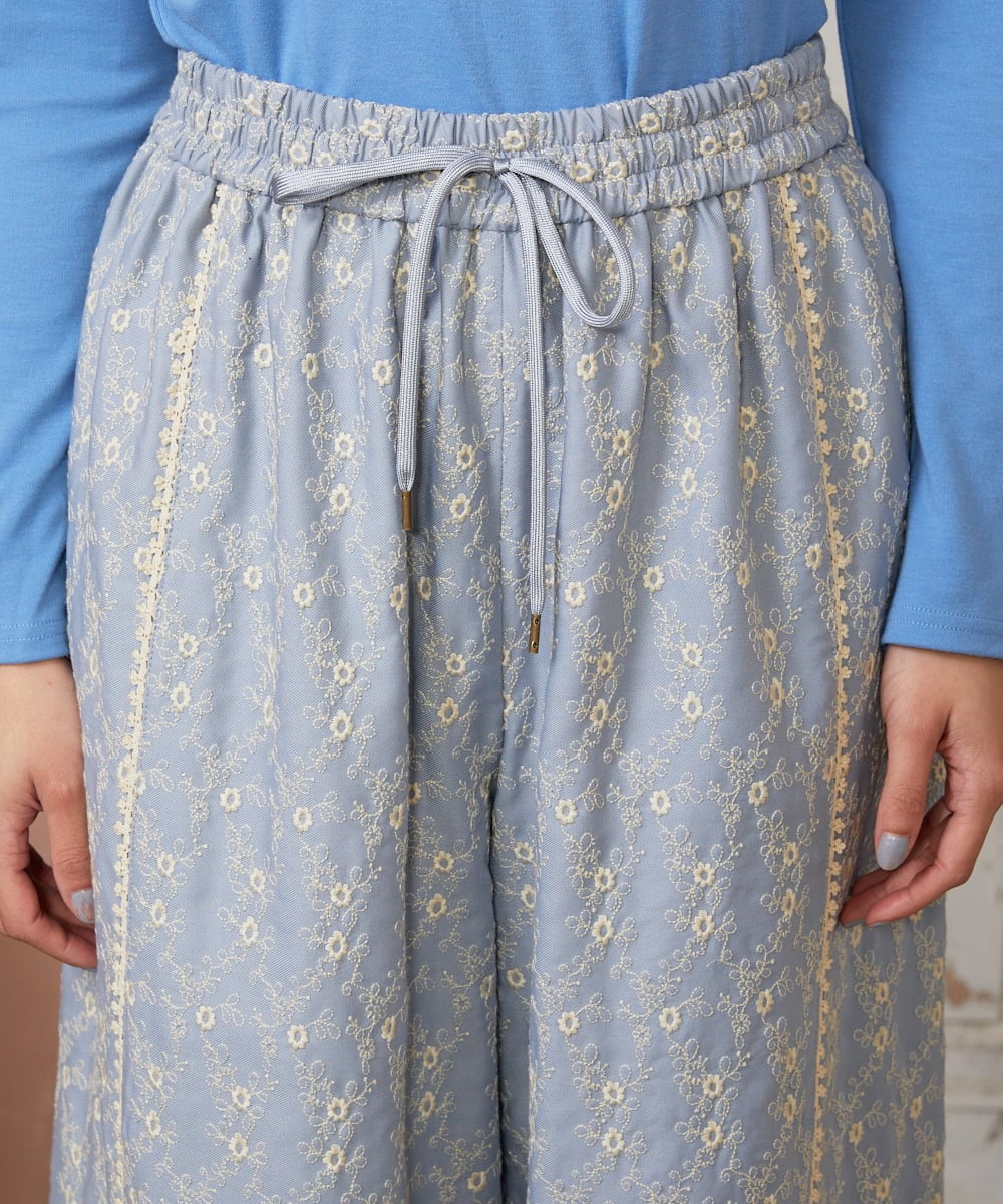GJLDE41240 Jocomomola(ホコモモラ) フラワースカラップ総刺繍ワイドパンツ ブルー