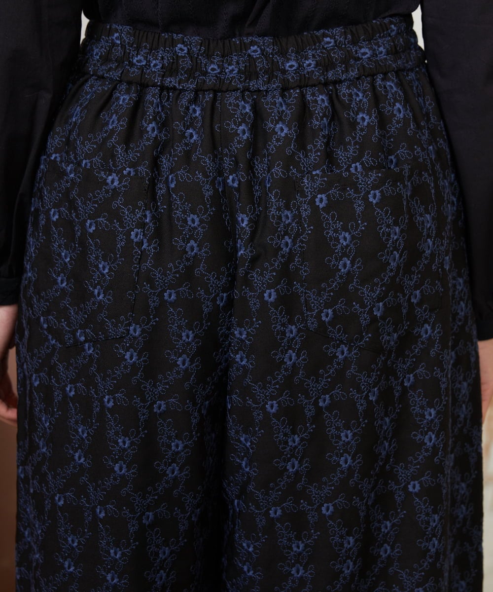 GJLDE41240 Jocomomola(ホコモモラ) フラワースカラップ総刺繍ワイドパンツ ブラック