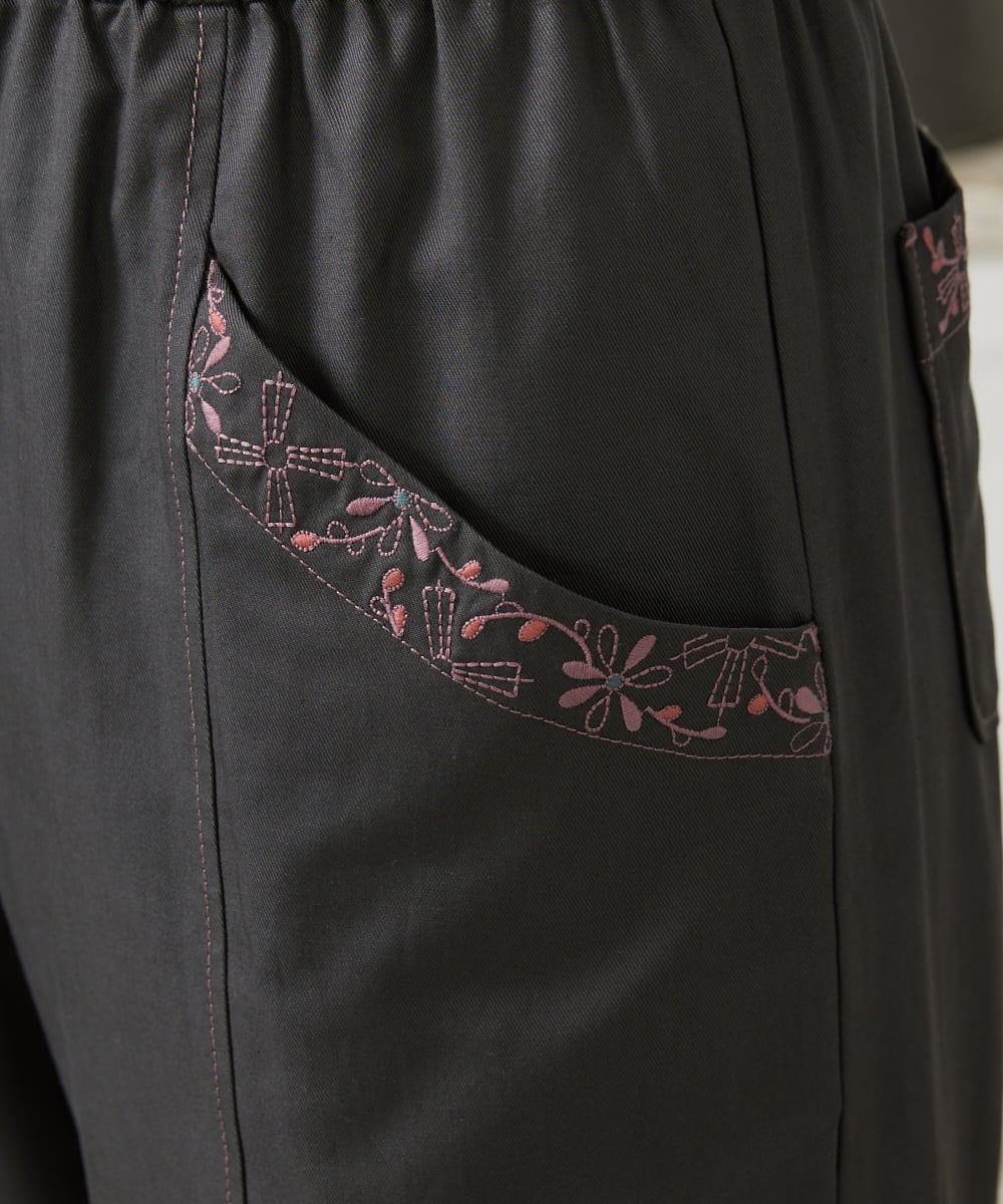 GJLFD33200 Jocomomola(ホコモモラ) Facil 刺繍入りツイルワイドパンツ ダークグレー