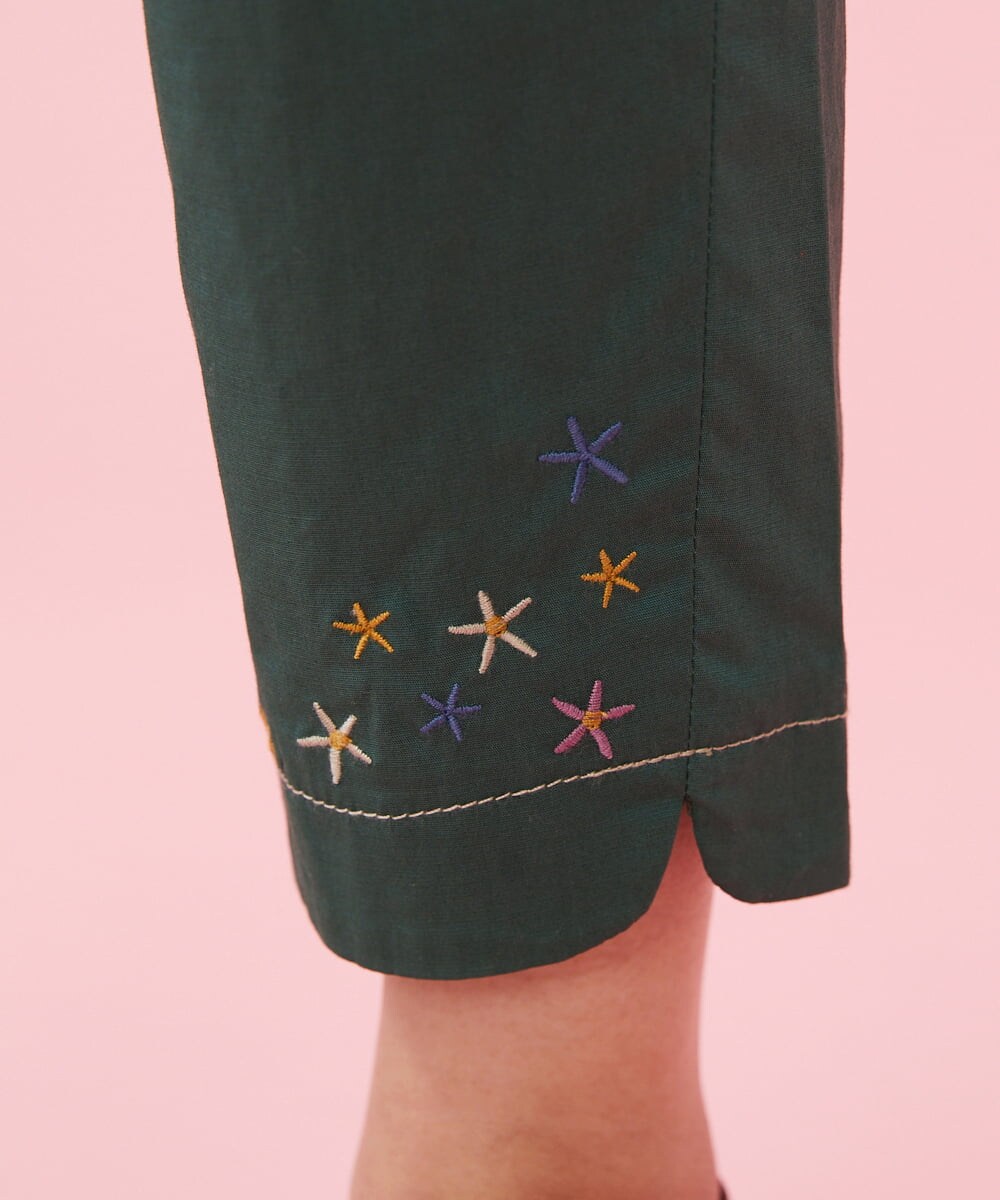 GJLFS37160 Jocomomola(ホコモモラ) フラワー刺繍 テーパードパンツ ネイビー