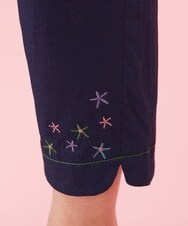 GJLFS37160 Jocomomola(ホコモモラ) フラワー刺繍 テーパードパンツ ネイビー
