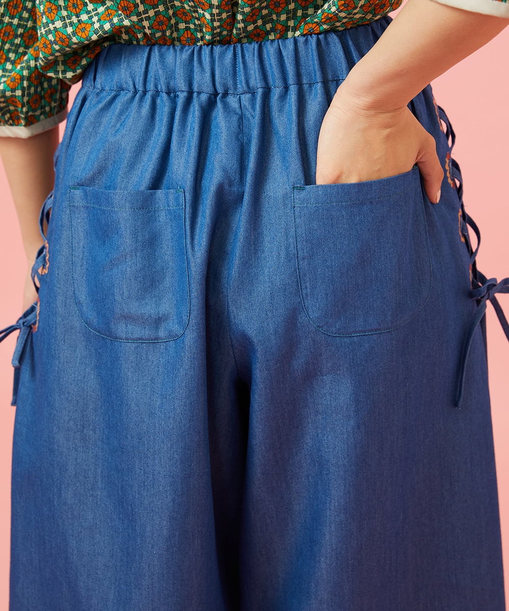 GJLGE42200 Jocomomola(ホコモモラ) Flor デニム 刺繍入りレースアップワイドパンツ ブルー