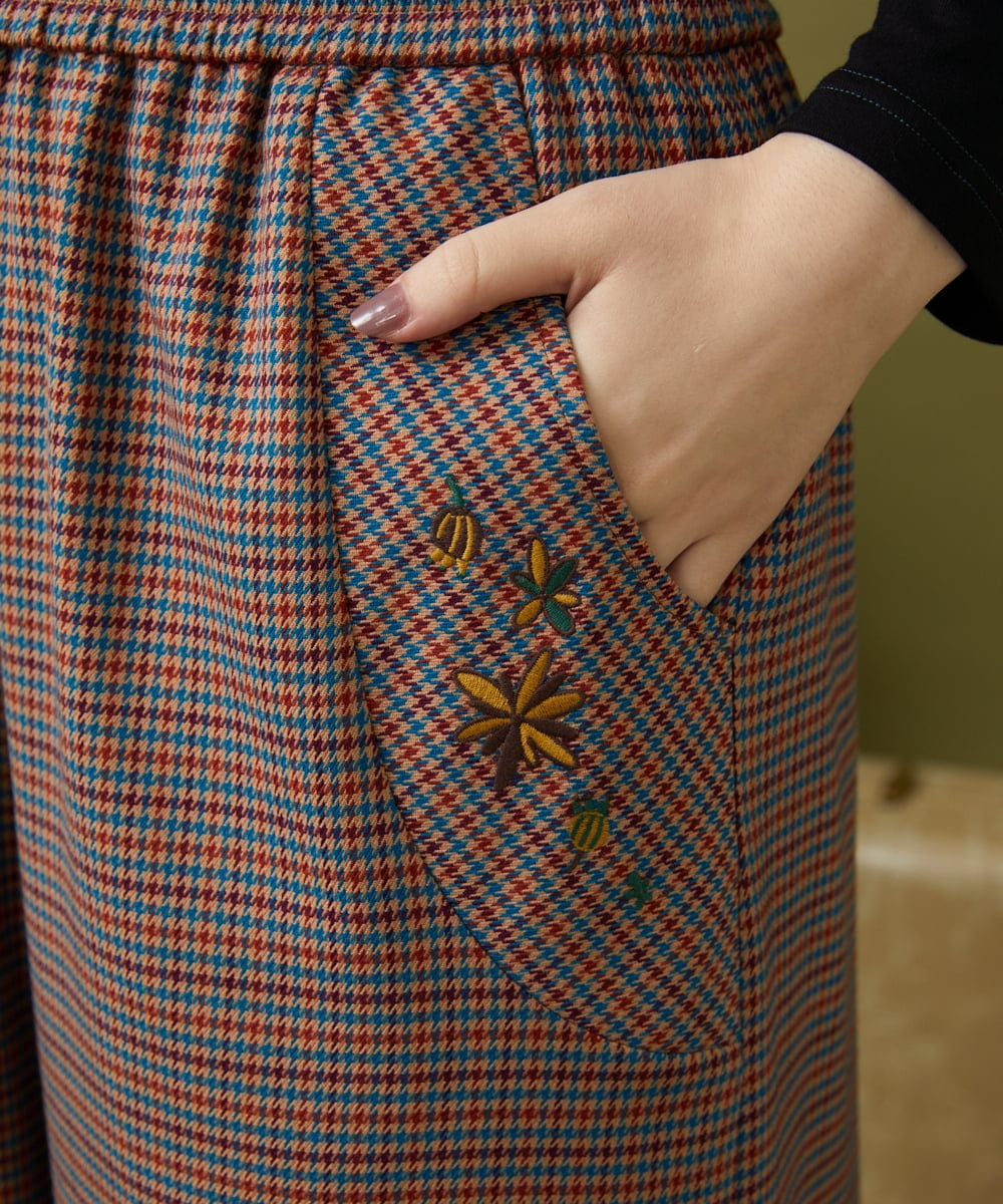 GJLLA32200 Jocomomola(ホコモモラ) T/Rドビー フラワー刺繍ワイドパンツ ダークブラウン